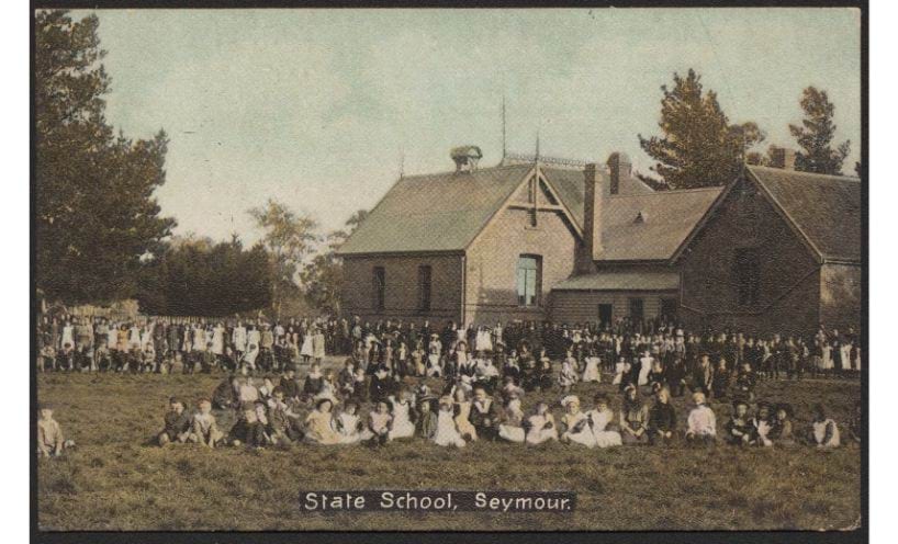 Students in front of Seymour State School around 1907.