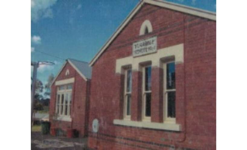 Front view of Taradale Primary School around 2010.