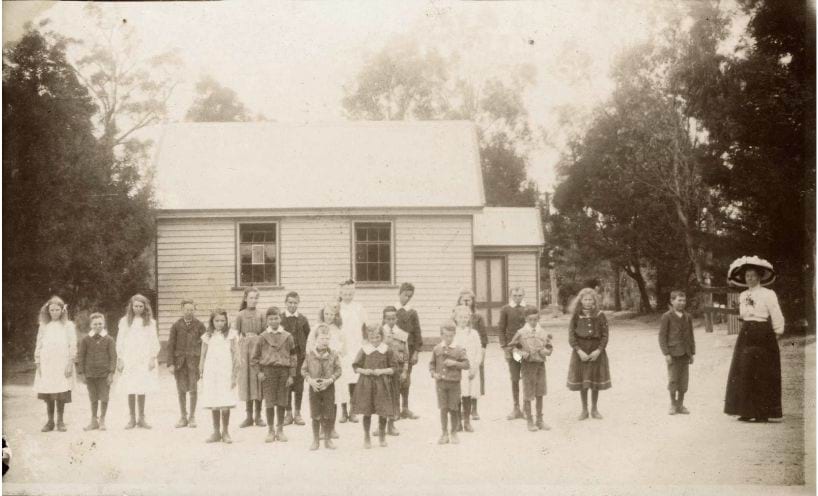 School children and teacher outside small timber Yeodene Primary School in 1911