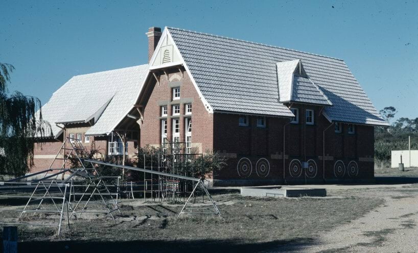 Photograph of Campbells Creek Primary School building 