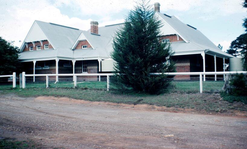 Photograph of the Gordon Primary School building