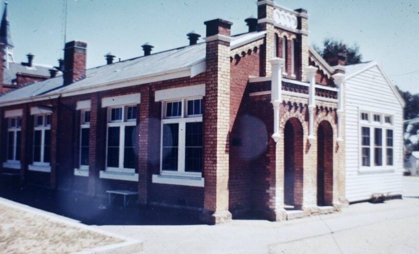 Photograph of the Kangaroo Flat Primary School building.