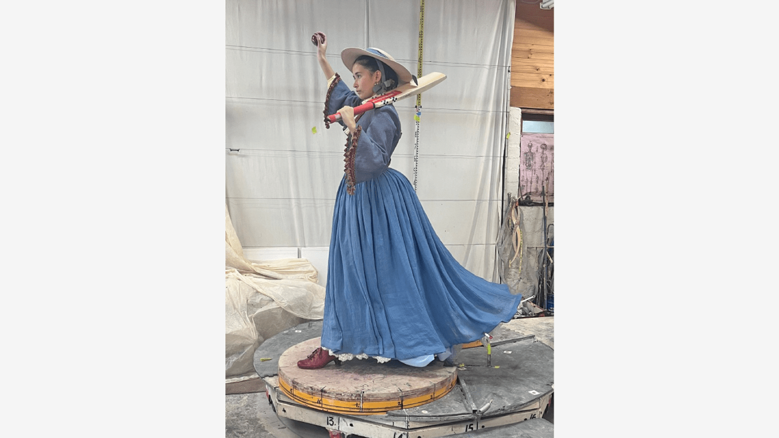 Life model Keira Haloho-Feast posing for Lis Johnson